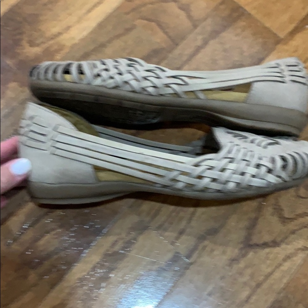 NEW- NEVER WORN all leather flats - Picture 2 of 8